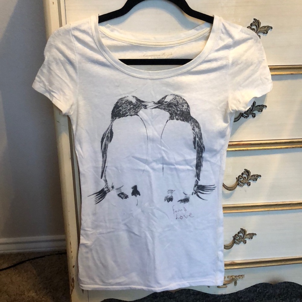 AMERICAN EAGLE penguin white graphic tee